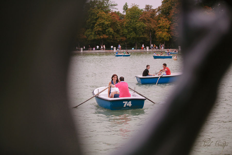 Preboda Parque El Retiro Madrid, fotoperiodismo de bodas, fotografo profesional, fotografia de novios, wedding photographers photography photographer, paseo en barcas, esession engagement session