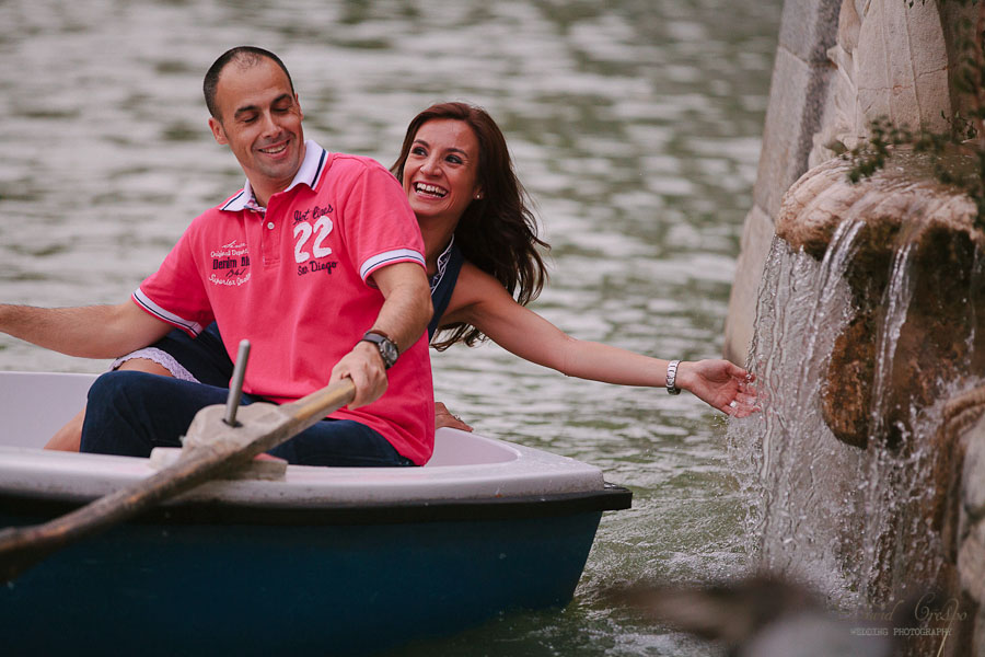 Preboda Parque El Retiro Madrid, fotoperiodismo de bodas, fotografo profesional, fotografia de novios, wedding photographers photography photographer, paseo en barcas, esession engagement session