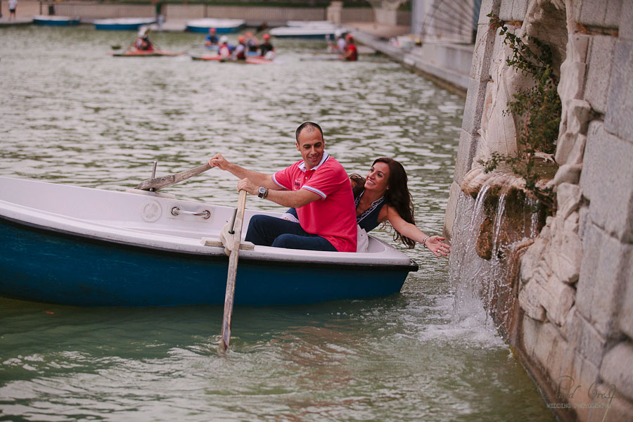 Preboda Parque El Retiro Madrid, fotoperiodismo de bodas, fotografo profesional, fotografia de novios, wedding photographers photography photographer, paseo en barcas, esession engagement session