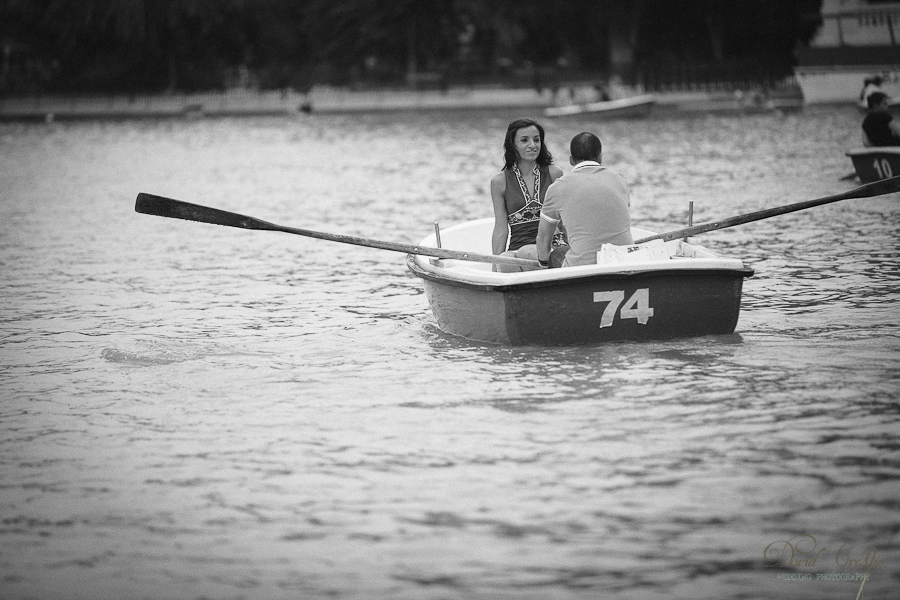 Preboda Parque El Retiro Madrid, fotoperiodismo de bodas, fotografo profesional, fotografia de novios, wedding photographers photography photographer, paseo en barcas, esession engagement session