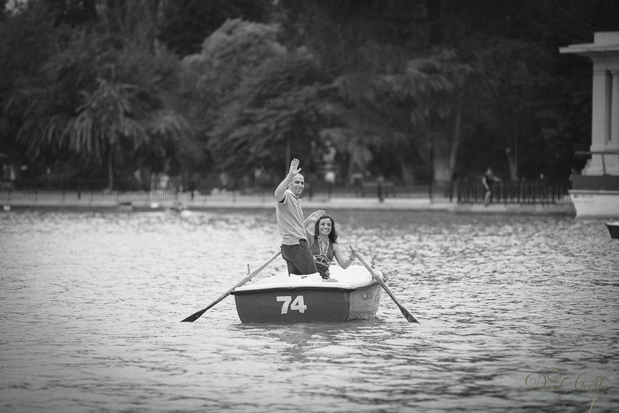 Preboda Parque El Retiro Madrid, fotoperiodismo de bodas, fotografo profesional, fotografia de novios, wedding photographers photography photographer, paseo en barcas, esession engagement session