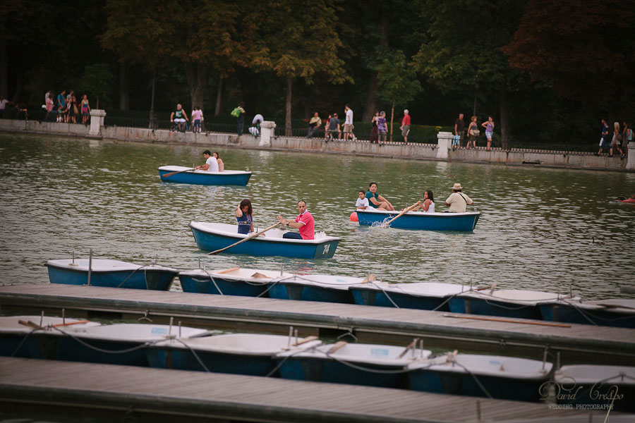 Preboda Parque El Retiro Madrid, fotoperiodismo de bodas, fotografo profesional, fotografia de novios, wedding photographers photography photographer, paseo en barcas, esession engagement session