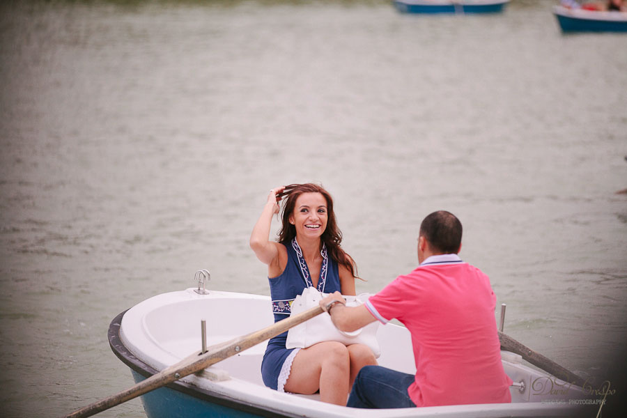 Preboda Parque El Retiro Madrid, fotoperiodismo de bodas, fotografo profesional, fotografia de novios, wedding photographers photography photographer, paseo en barcas, esession engagement session