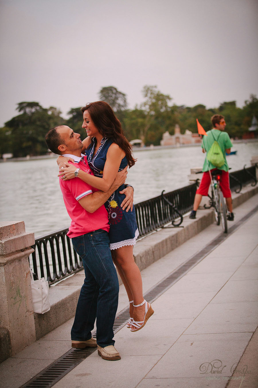 Preboda Parque El Retiro Madrid, fotoperiodismo de bodas, fotografo profesional, fotografia de novios, wedding photographers photography photographer, paseo en barcas, esession engagement session