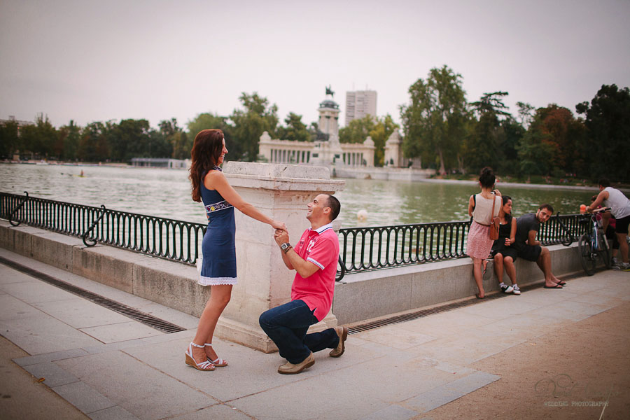 Preboda Parque El Retiro Madrid, fotoperiodismo de bodas, fotografo profesional, fotografia de novios, wedding photographers photography photographer, paseo en barcas, esession engagement session