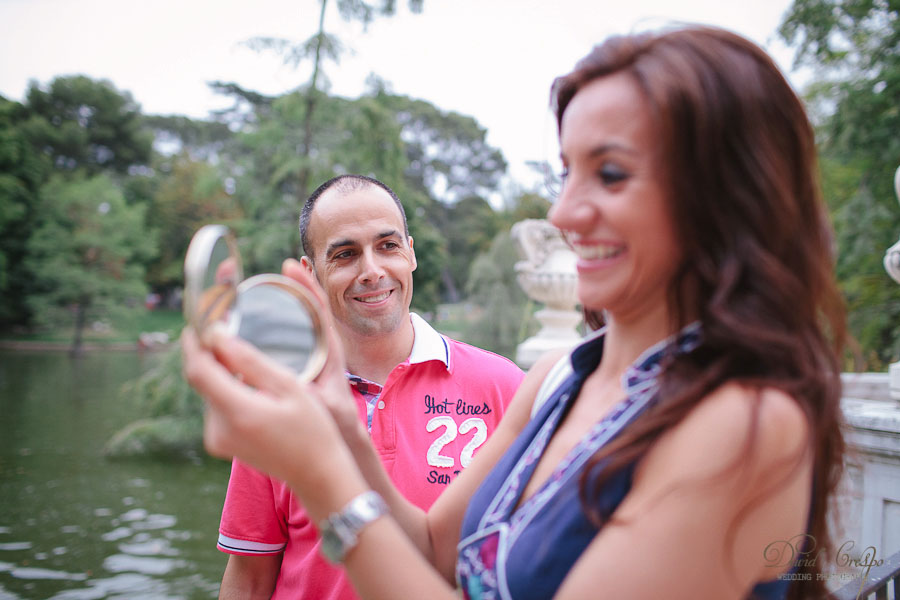 Preboda Parque El Retiro Madrid, fotoperiodismo de bodas, fotografo profesional, fotografia de novios, wedding photographers photography photographer, paseo en barcas, esession engagement session