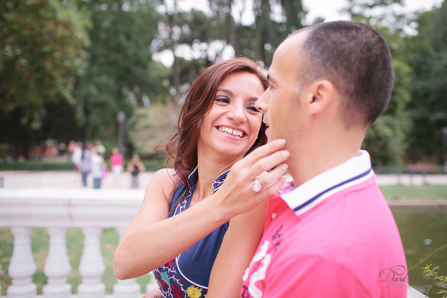 Preboda Parque El Retiro Madrid, fotoperiodismo de bodas, fotografo profesional, fotografia de novios, wedding photographers photography photographer, paseo en barcas, esession engagement session