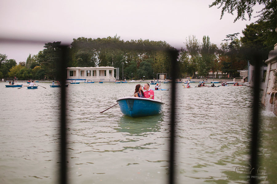 Preboda Parque El Retiro Madrid, fotoperiodismo de bodas, fotografo profesional, fotografia de novios, wedding photographers photography photographer, paseo en barcas, esession engagement session