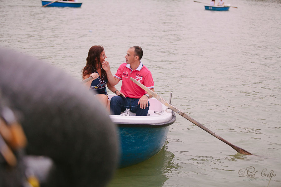 Preboda Parque El Retiro Madrid, fotoperiodismo de bodas, fotografo profesional, fotografia de novios, wedding photographers photography photographer, paseo en barcas, esession engagement session