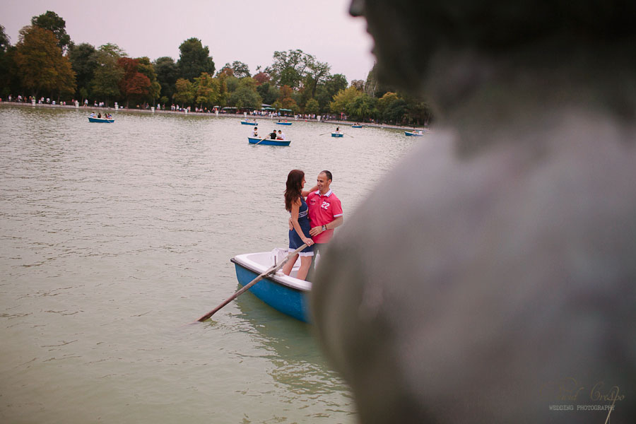 Preboda Parque El Retiro Madrid, fotoperiodismo de bodas, fotografo profesional, fotografia de novios, wedding photographers photography photographer, paseo en barcas, esession engagement session