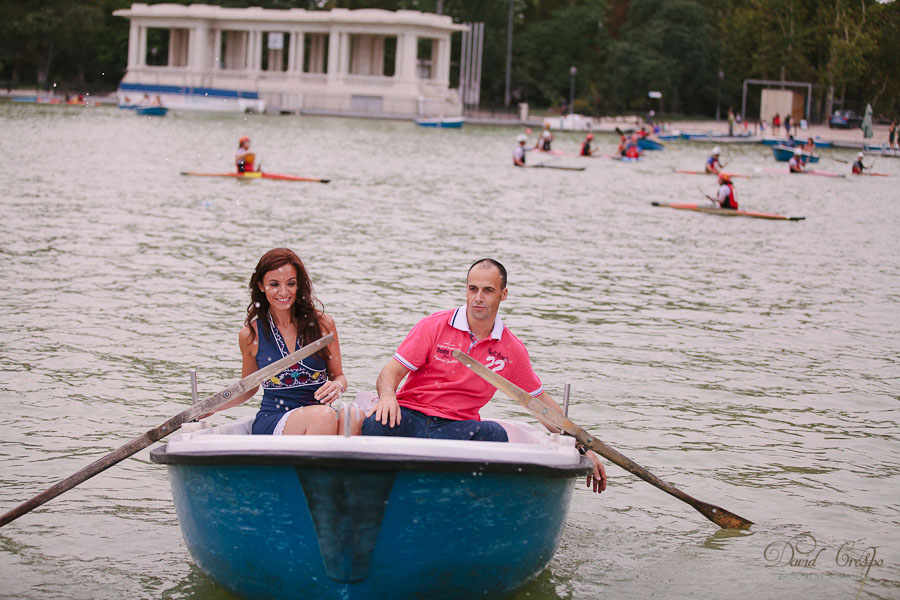 Preboda Parque El Retiro Madrid, fotoperiodismo de bodas, fotografo profesional, fotografia de novios, wedding photographers photography photographer, paseo en barcas, esession engagement session