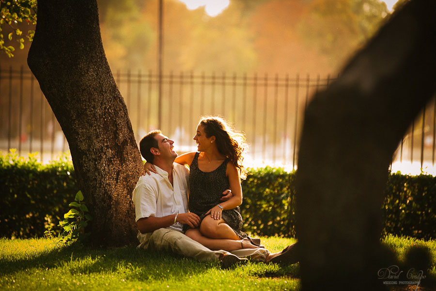 Preboda Silvia y Miguel Parque El Retiro Madrid, Fotografo David Crespo Fotowedding www.davidcrespo.com, preboda divertida, esession prewedding wedding photographer, fotografia de boda, fotografos de bodas, novios, fotoperiodismo, documentary photojournalism