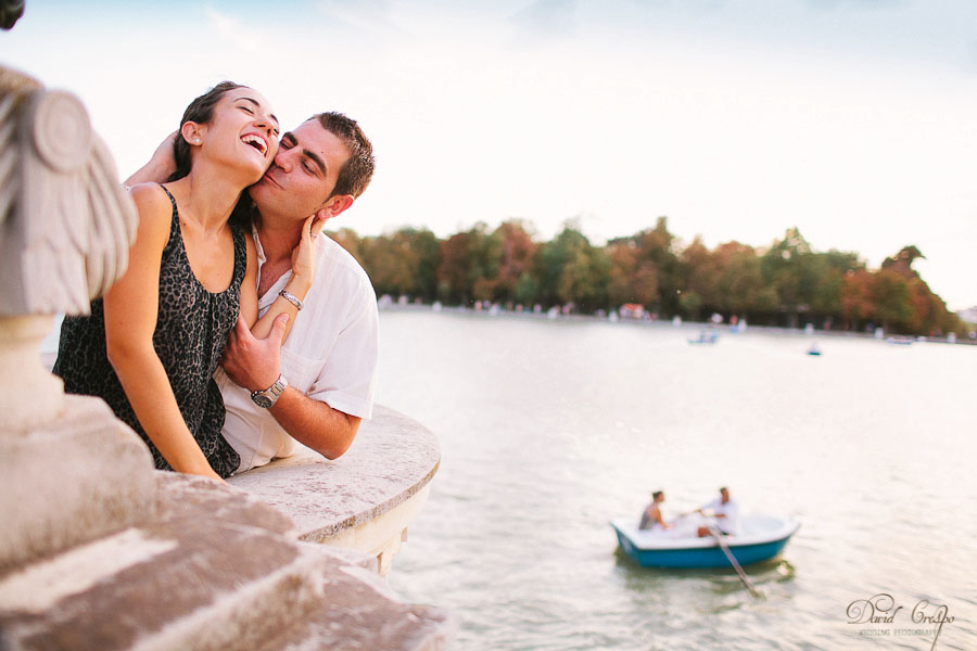 Preboda Silvia y Miguel Parque El Retiro Madrid, Fotografo David Crespo Fotowedding www.davidcrespo.com, preboda divertida, esession prewedding wedding photographer, fotografia de boda, fotografos de bodas, novios, fotoperiodismo, documentary photojournalism